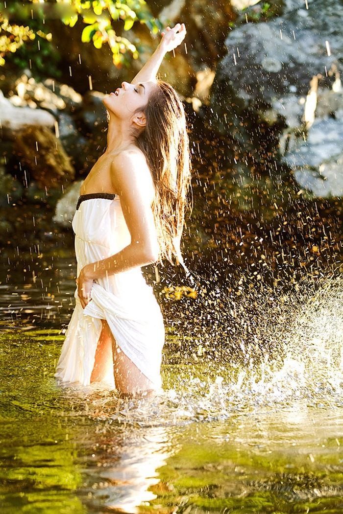 Marie Avgeropoulos in Nashville