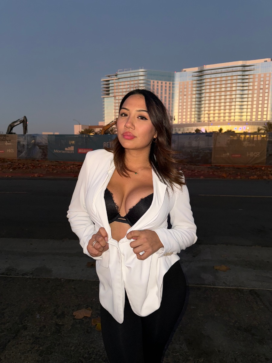 Take a pause and enjoy Ali Cruz — streaming from Nashville