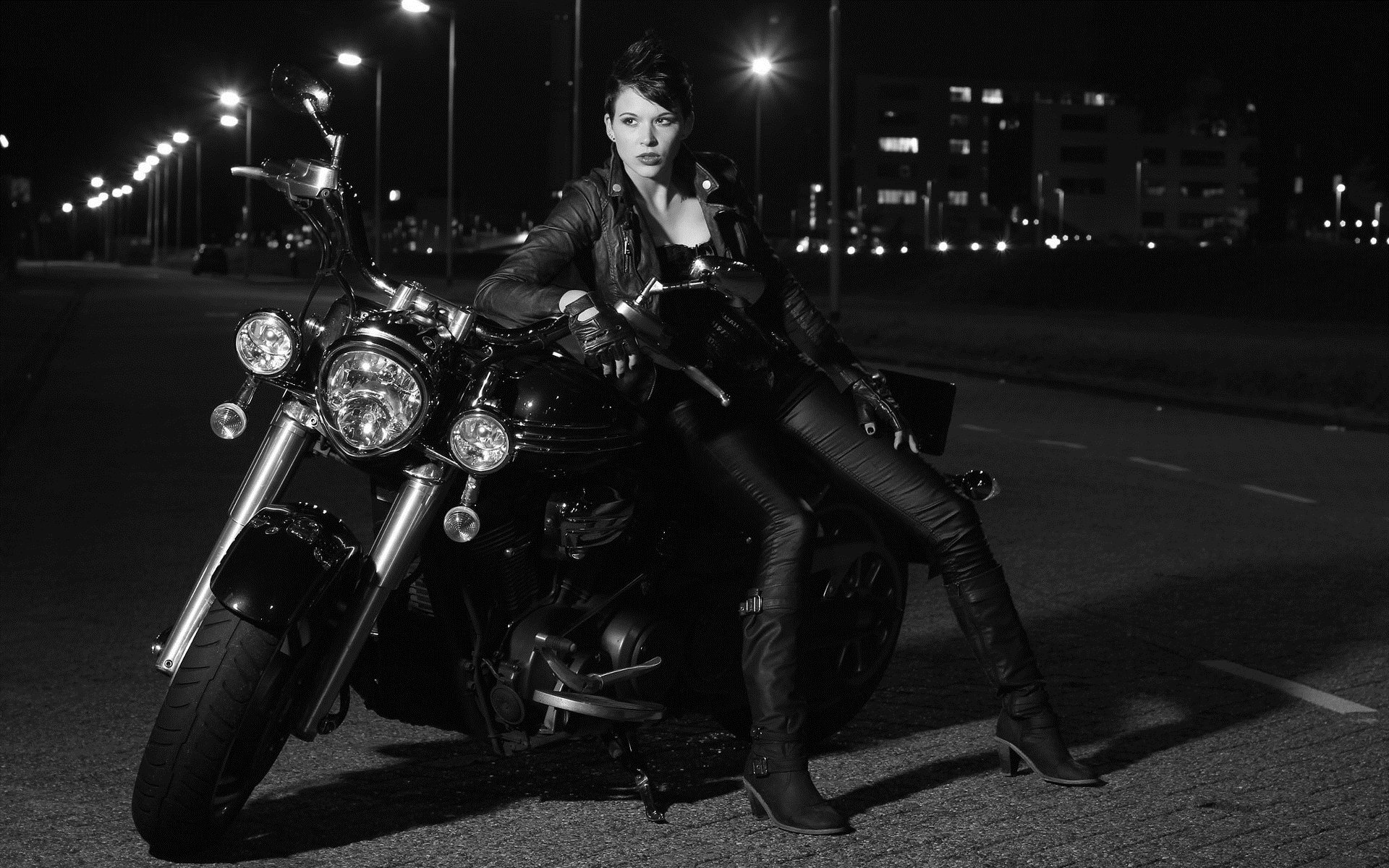 Photo Beautiful girls and motorcycles in Nashville