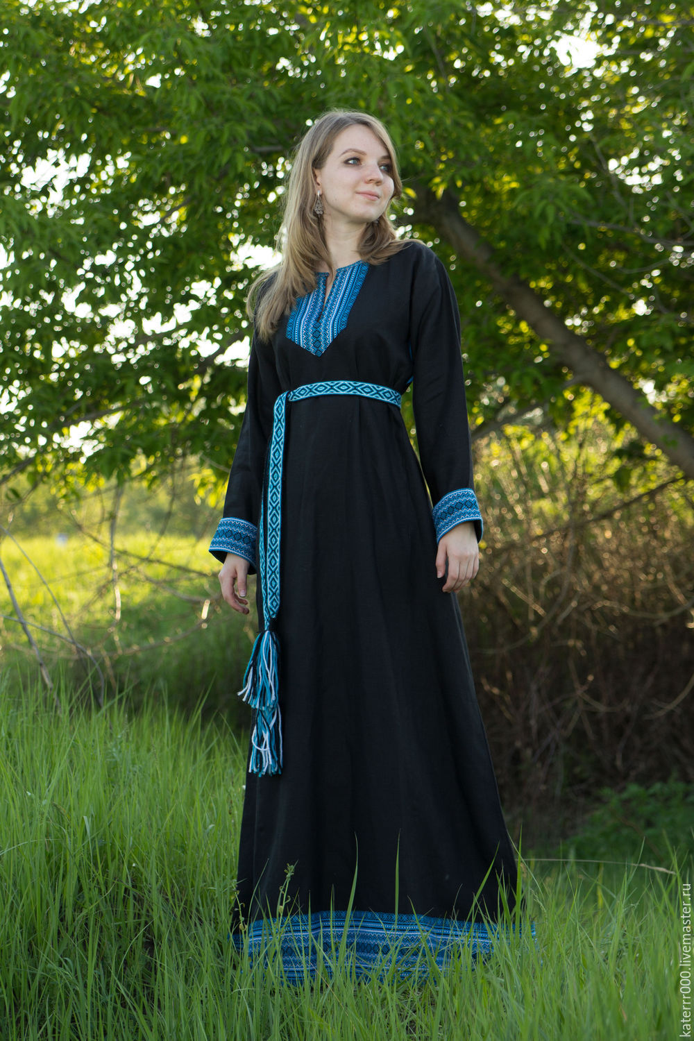 Women in Slavic costumes in Nashville